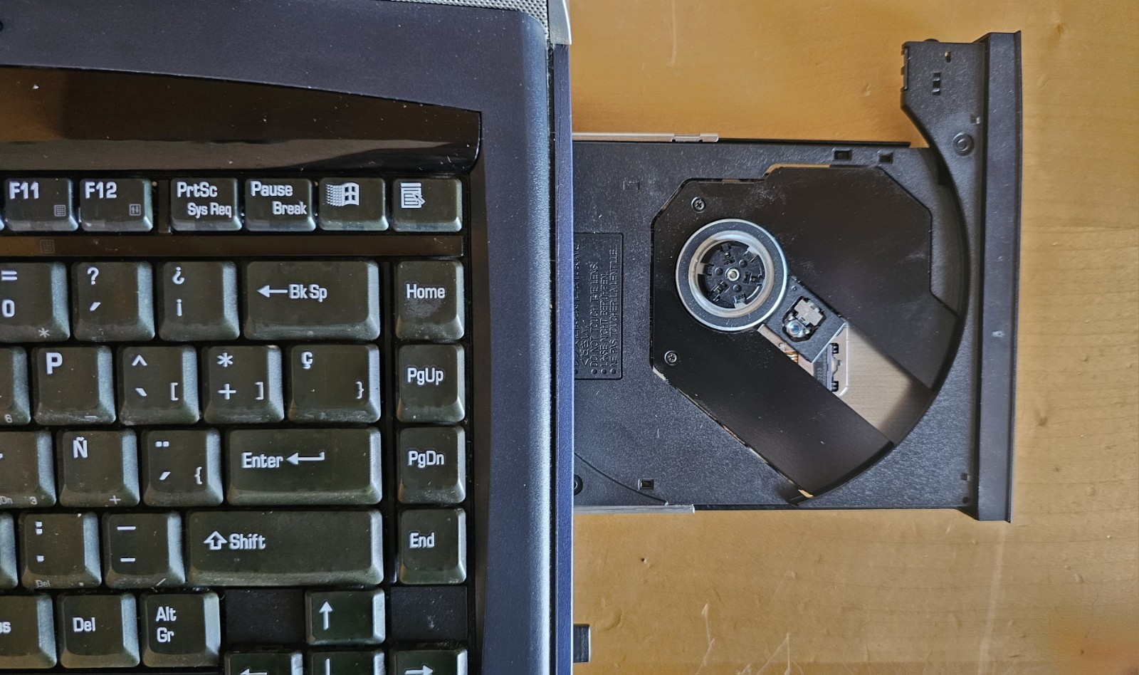 ToshibaS1900 Intel Pentium 4 Ati Radeon Windows 98/XP DualBoot PC