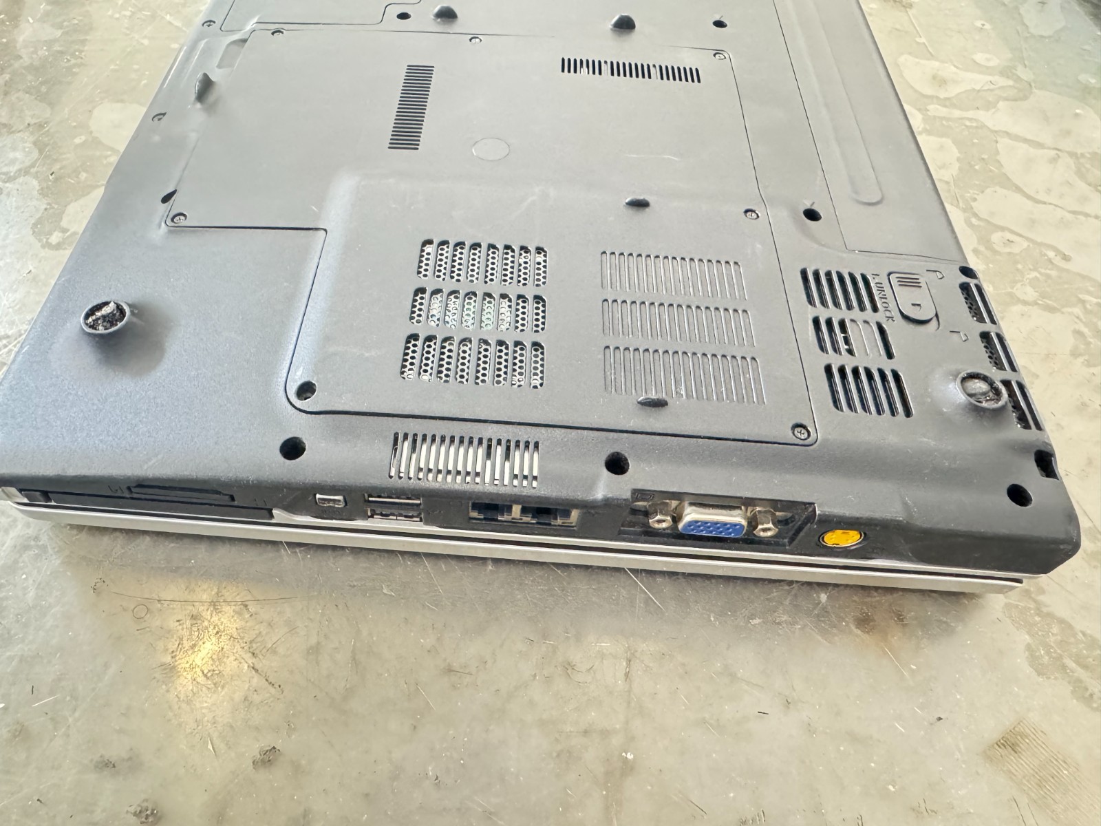 Fujitsu Siemens Amilo A1650G Model: M52174 Vintage Laptop + Power Supply