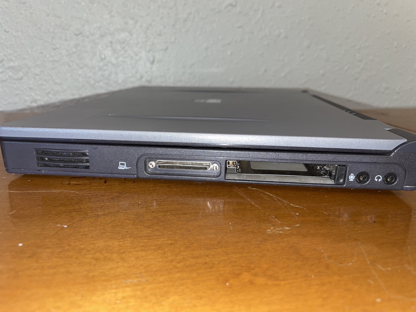 DELL LATITUDE CSX Pentium III 500 Mhz 256mb ram windows 2000 Laptop working