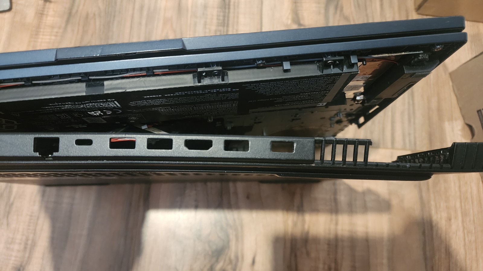Lenovo Legion 5 17.3 FHD 3.3 GHz Ryzen 5 5600H LCD screen + keyboard, battery.