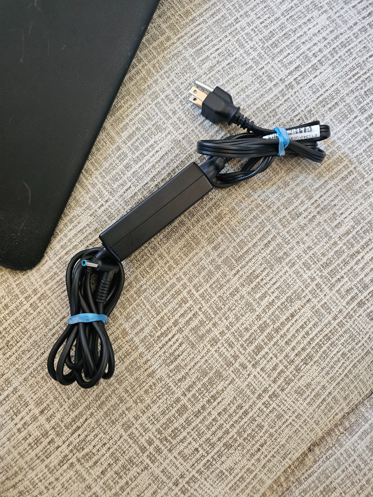HP 15-f018dx 15.6″ Notebook W/ Charger Powers On, Broken Screen FOR PARTS/REPAIR