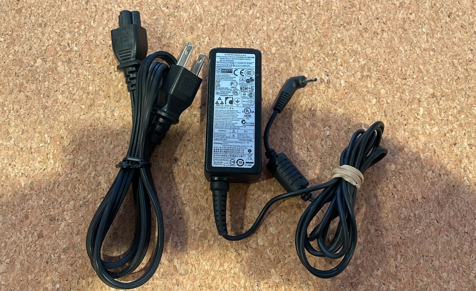 Samsung Chromebook XE303C12 FOR PARTS FREE SHIPPING includes ac charger!!!