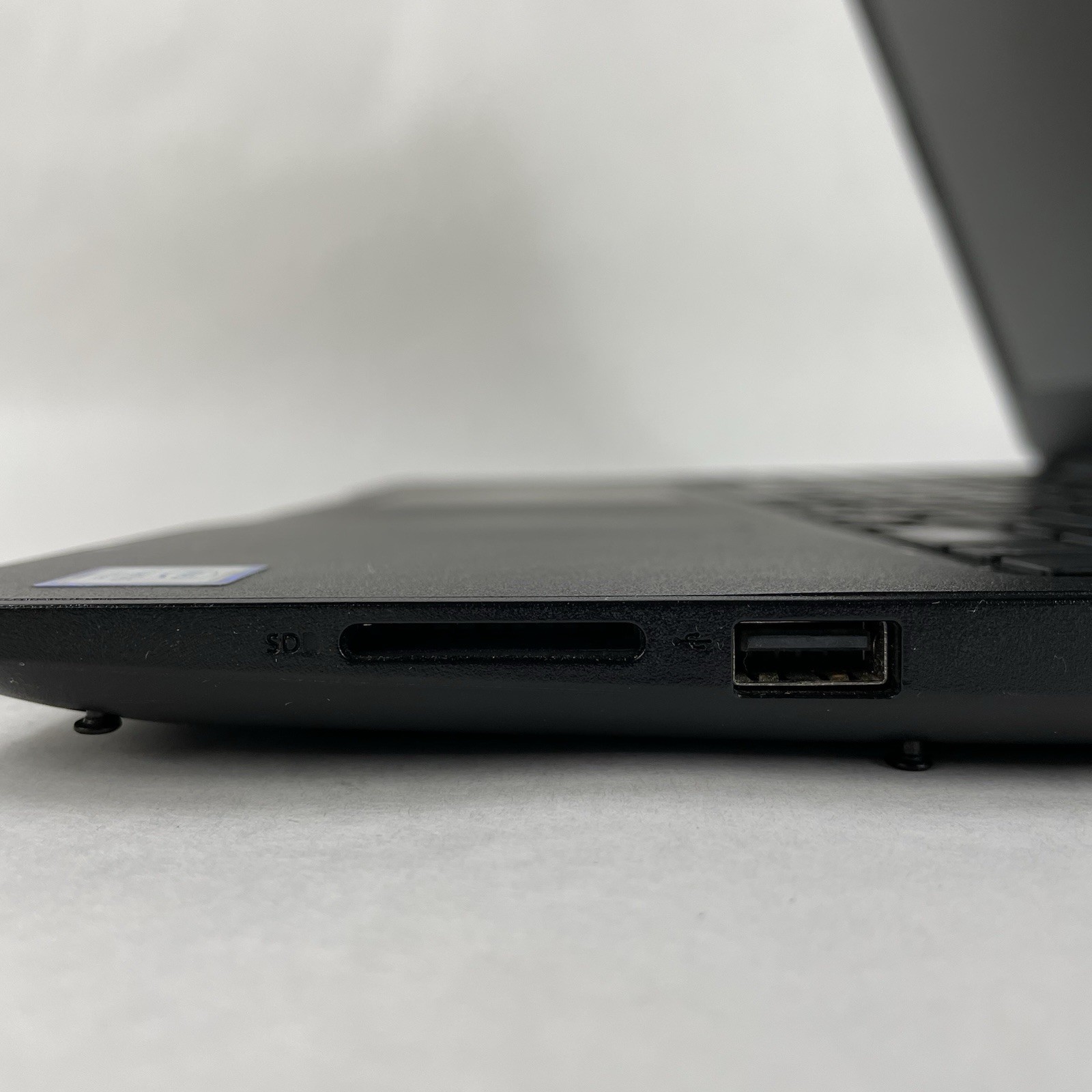 Dell Latitude 3590 15.6″ i5-8250U 1.60 GHz 8 GB RAM No SSD No OS – Bad Corner