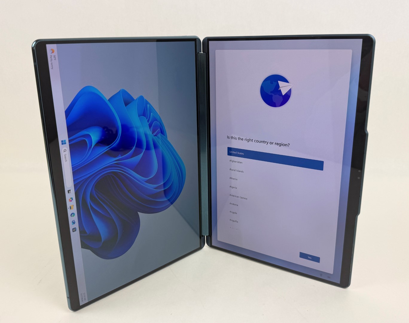 Lenovo Yoga Book 9i 13IRU8 2×13.3″ OLED Dual Touch i7-1355U 16GB 1TB SSD W11H