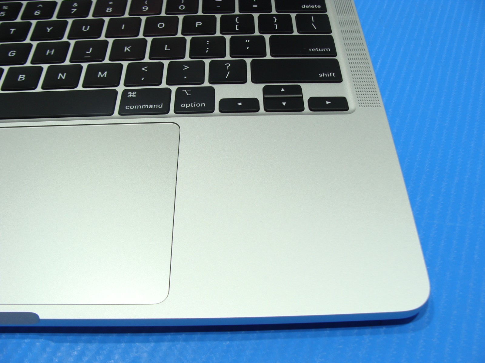 Apple MacBook Pro 13.3″ 2020 A2338 M1 8CPU/8GPU 3.2GHz 16GB 1TB Tahoe +Charger