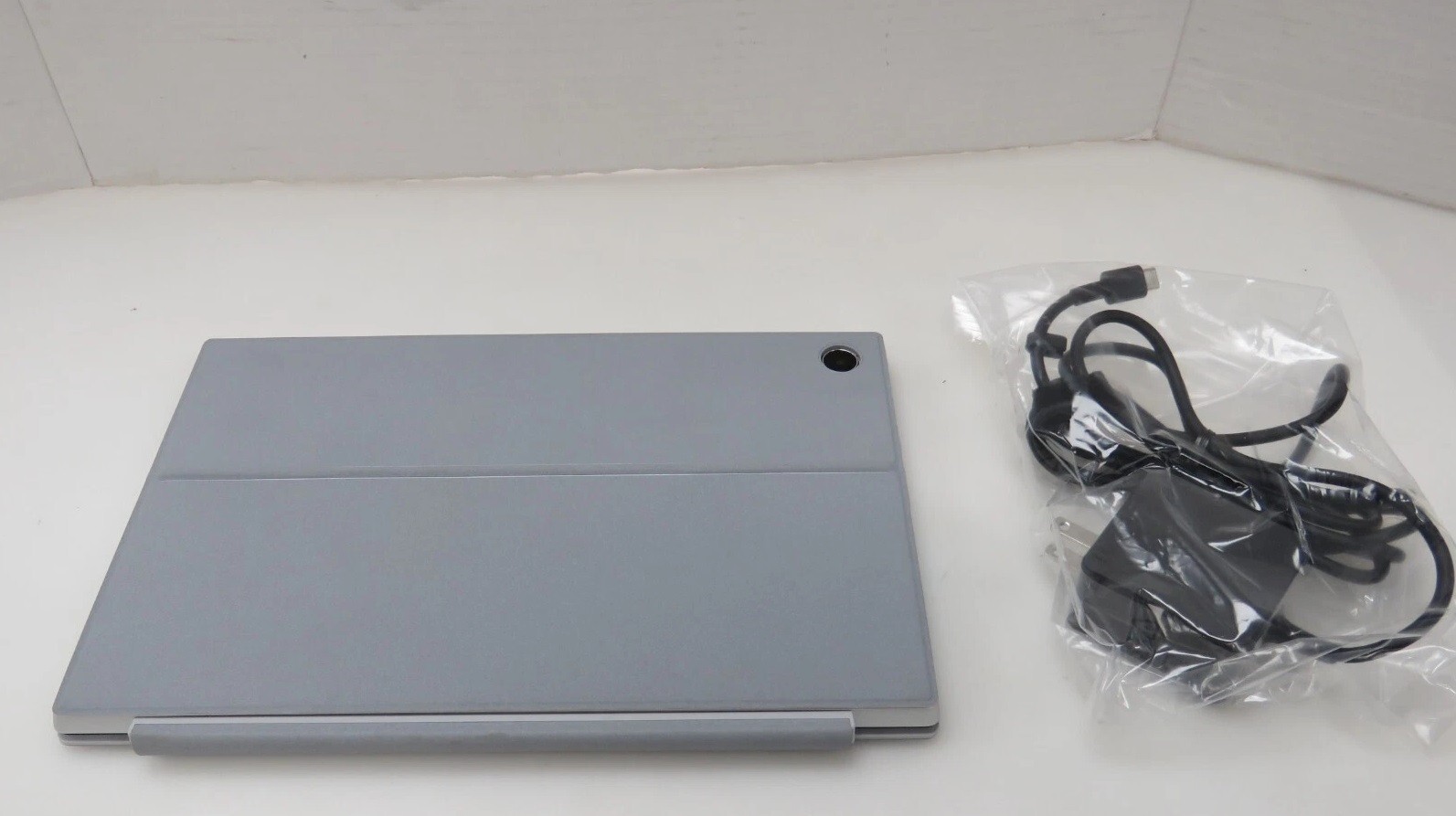 ASUS CM3001DM2 Detachable 10.5″ 2-in-1 Chromebook MT8186 4GB RAM 128GB