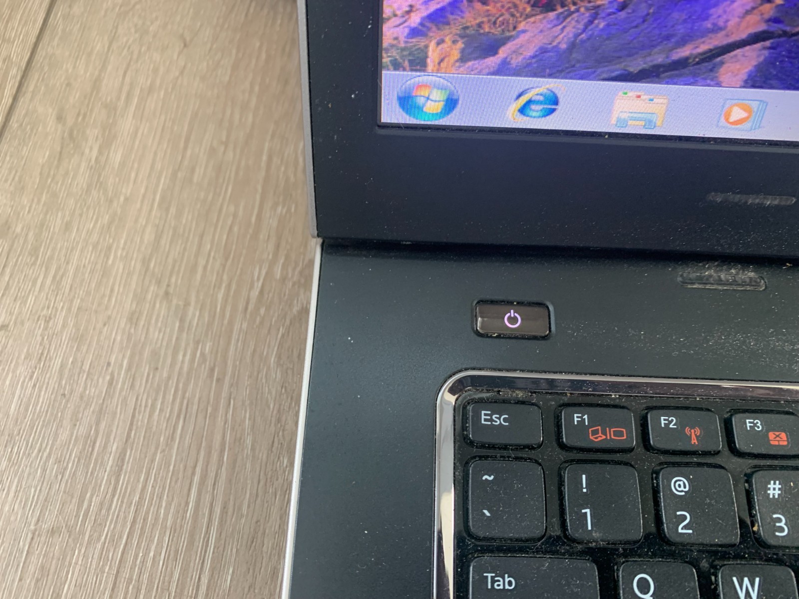 Dell Vostro 3555 15.6″ AMD E2-3000M 1.80GHz 4 GB RAM 320GB HDD Win 7 Pro