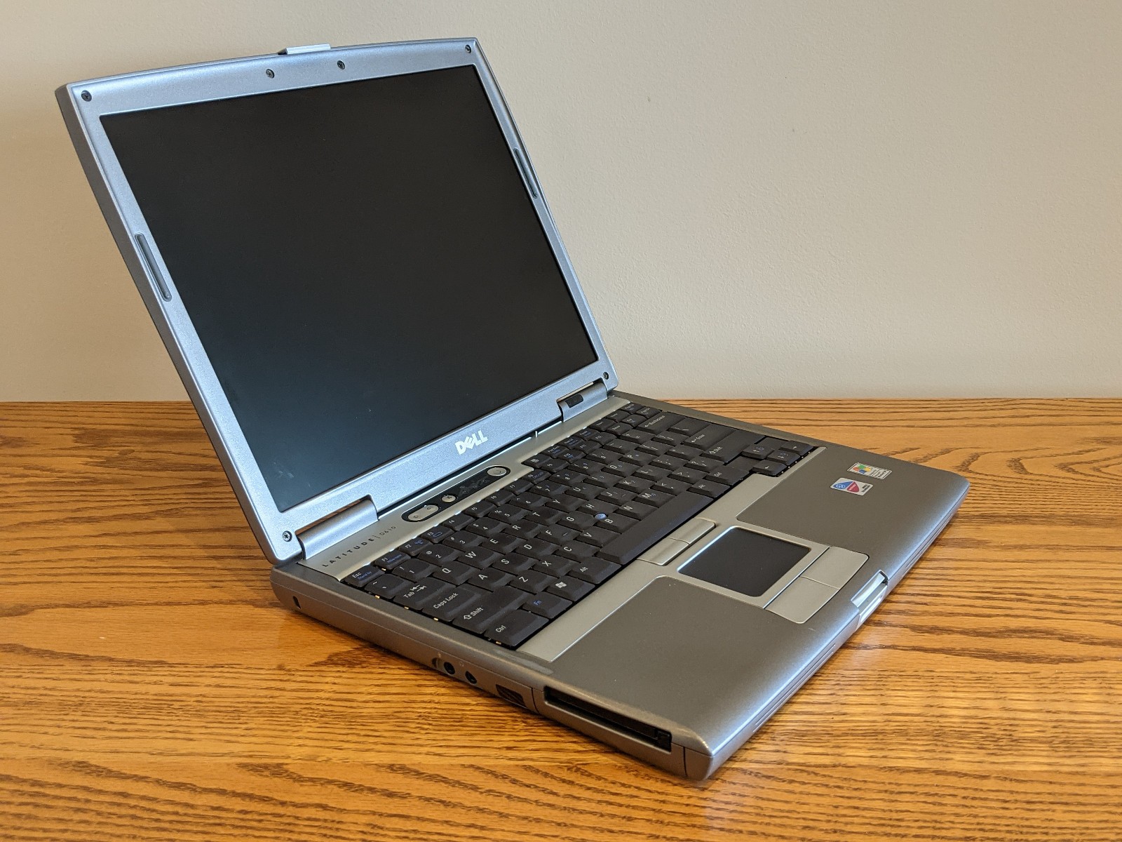 Dell Latitude D610 Intel Pentium M 740 2GB DDR2 40GB HD Windows XP