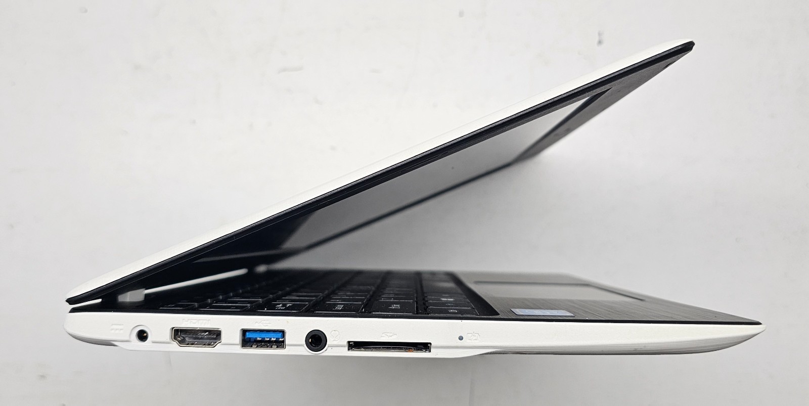 Acer Aspire One AO1-132-C3T3 Laptop Intel Celeron N3060 2GB Ram 32GB NO OS (FL)