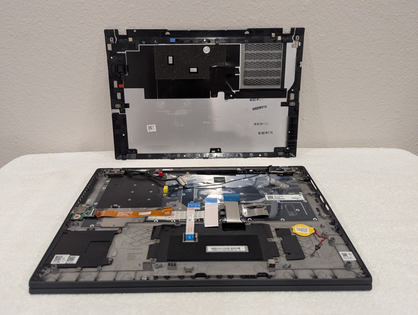 Two Thinkpad T14s gen 2 Chassis & Monitor