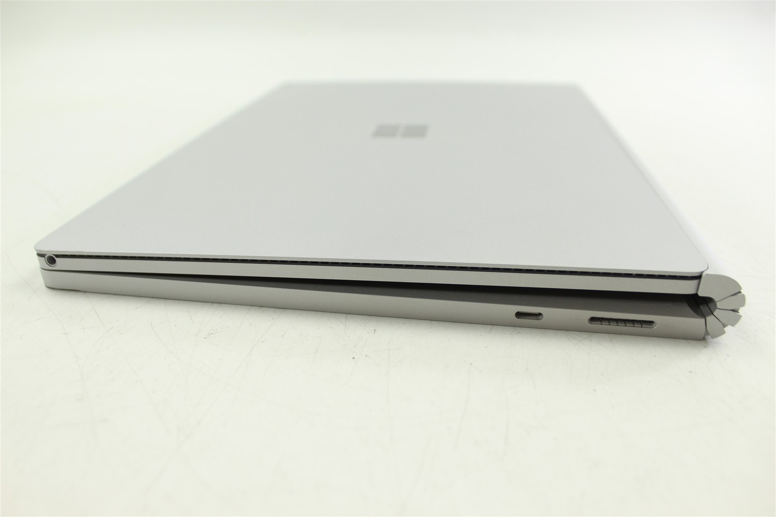 Microsoft Surface Book 3 1900 13.5″ i7-1065G7 256GB SSD 16GB RAM W11H GTX 1650