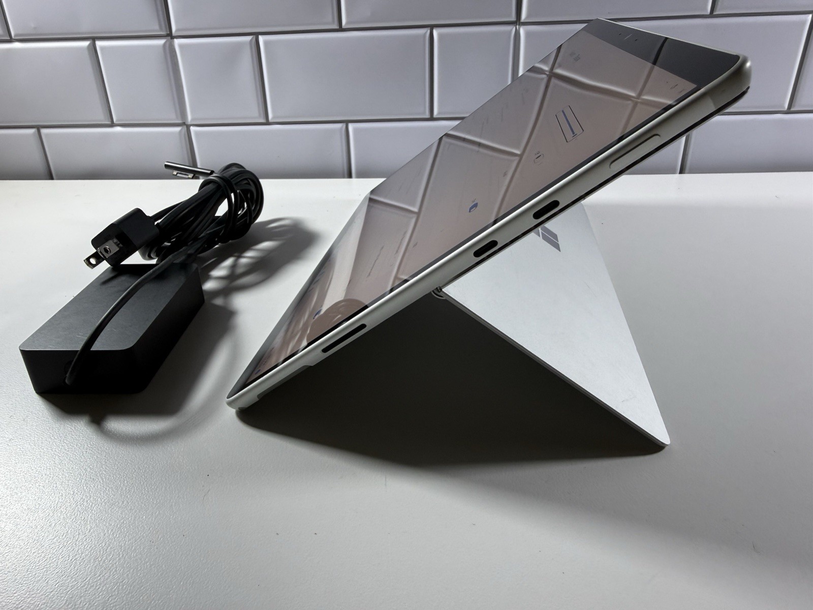 Microsoft Surface Pro 8 (1982) i5-1145G7 – 16GB RAM – 256GB 120Hz – Win 11 Pro