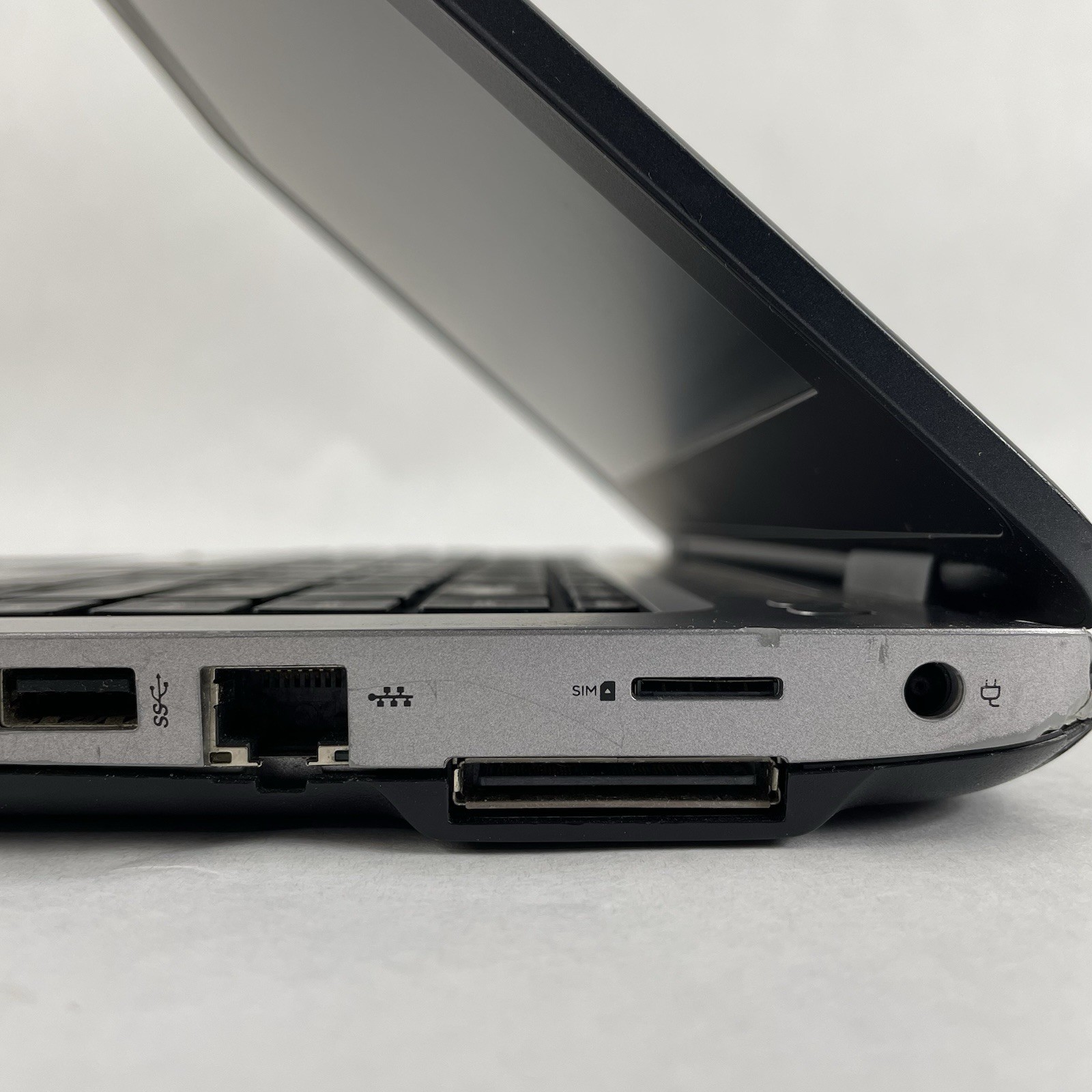 HP ProBook 640 G3 14″ i5-7200U 2.50 GHz 8 GB RAM No SSD/OS/AC/Batt – Bad Corner