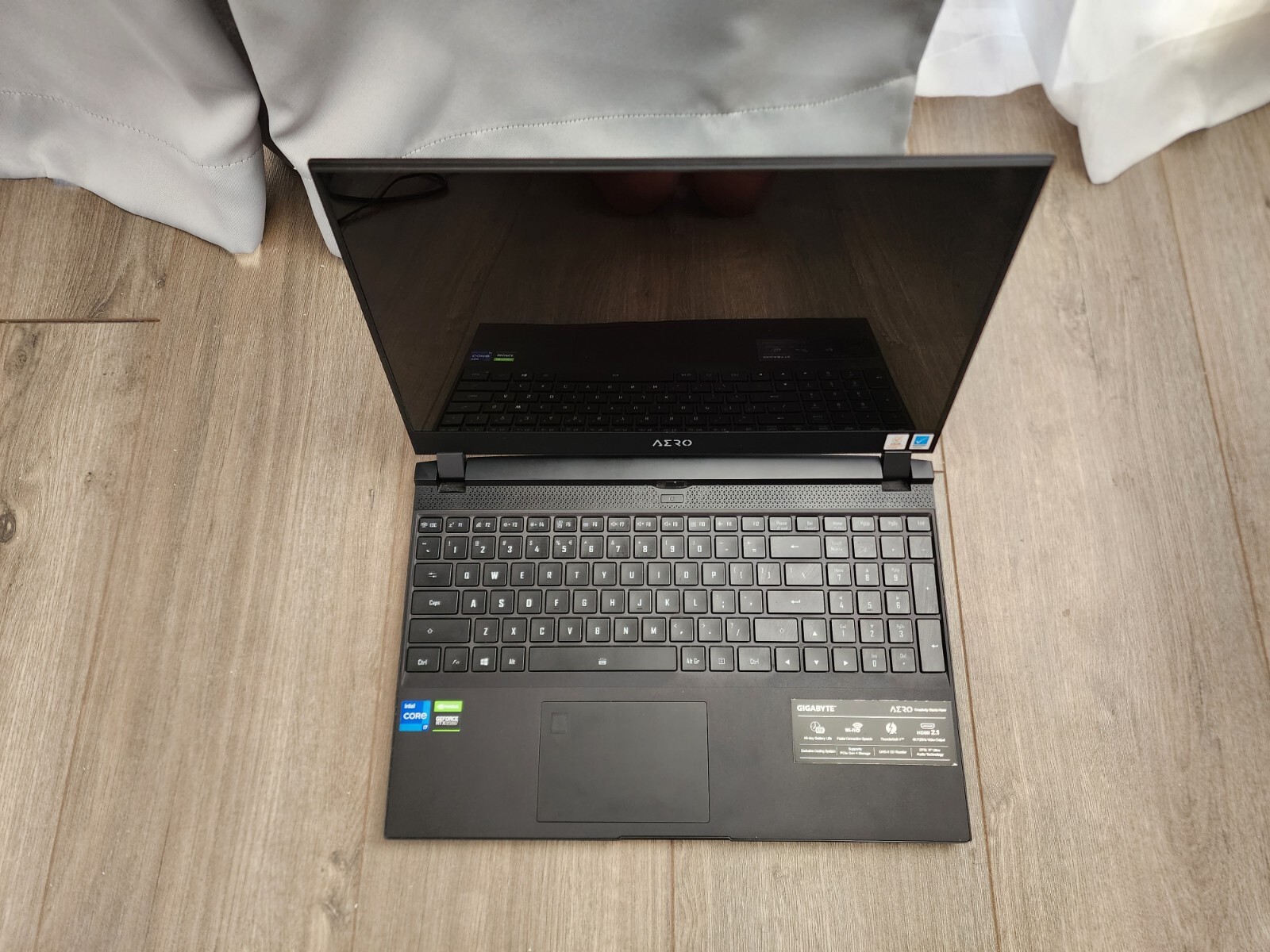 GIGABYTE AERO 15 15.6″ (1TB SSD, Intel Core i7-11800H, 2.3GHz, 16GB RAM, NVIDIA