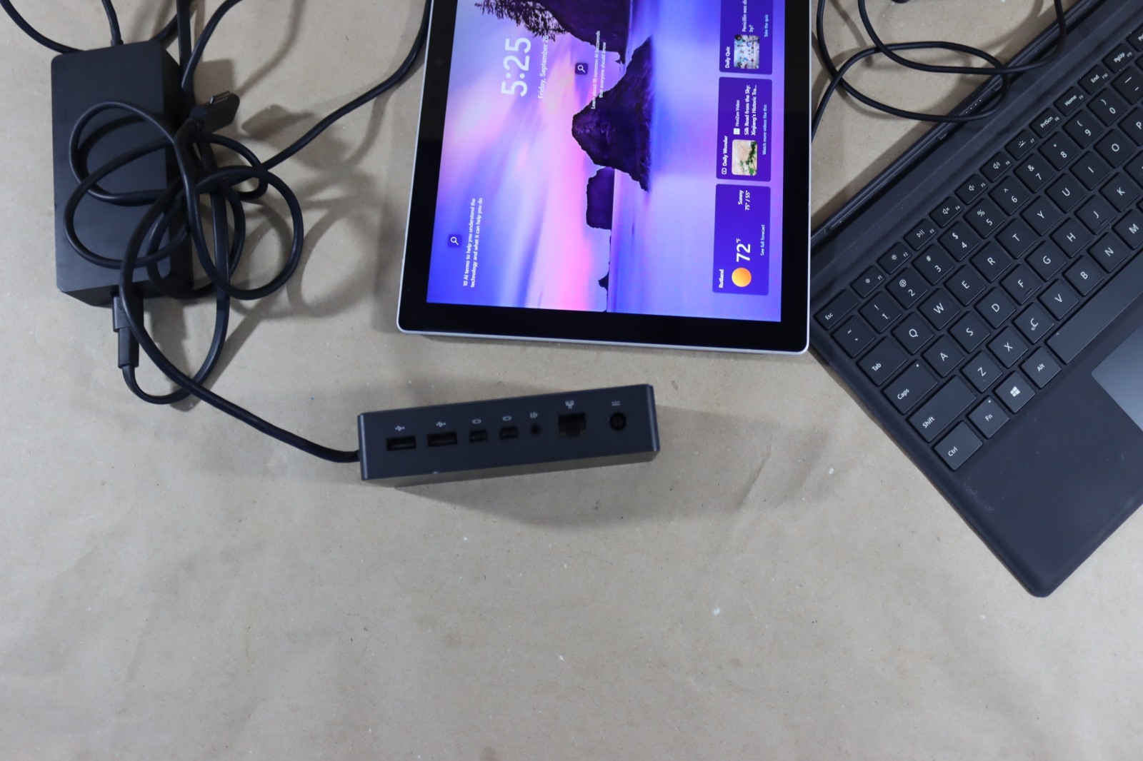 Microsoft Surface Pro 5 i5-7300U 8GB RAM 256GB Wi-Fi + LTE