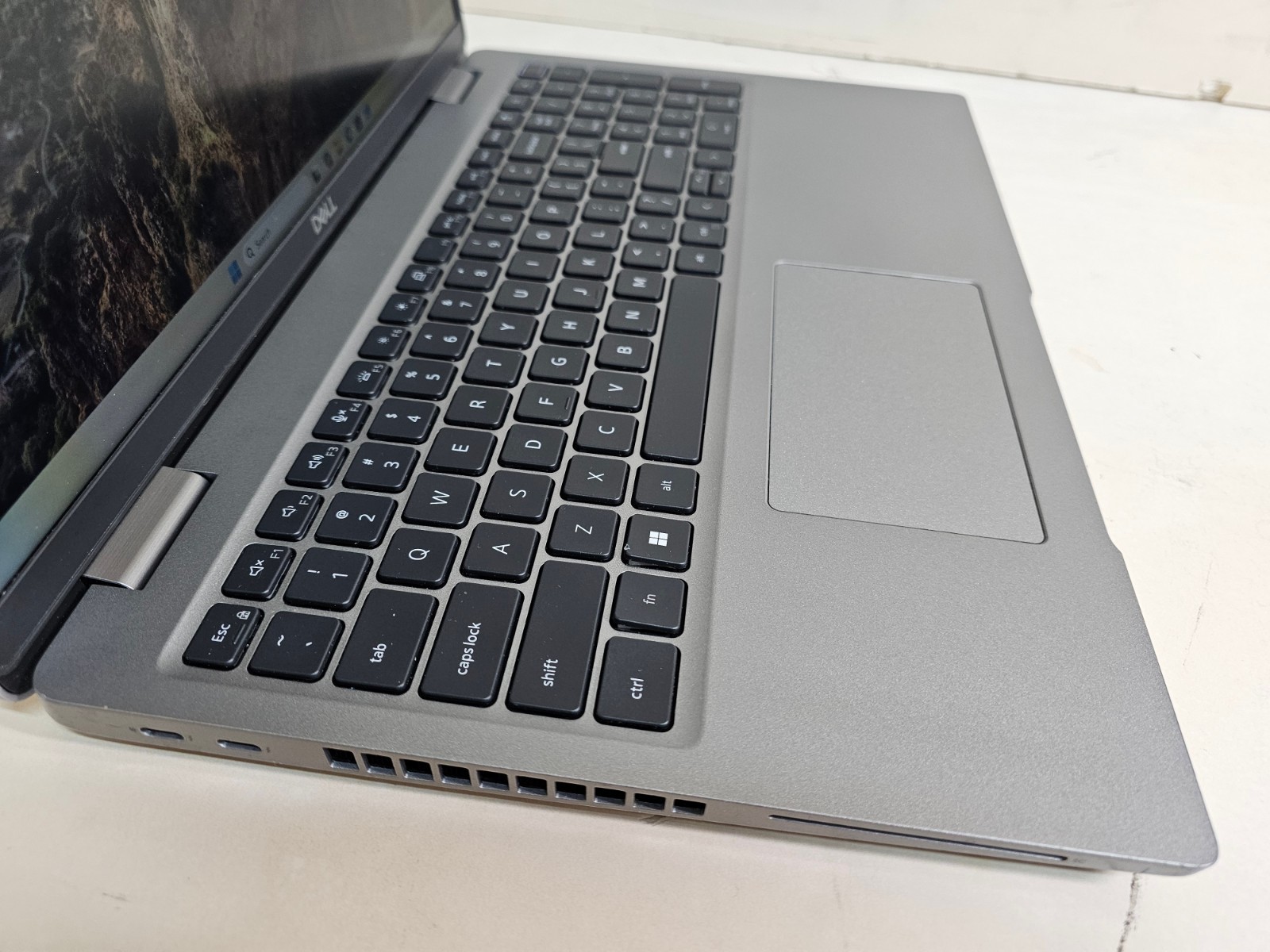 Dell Latitude 5531 Laptop – i5-12600H 8GB 256GB NVMe SSD AX211 Webcam 15.6″ 1