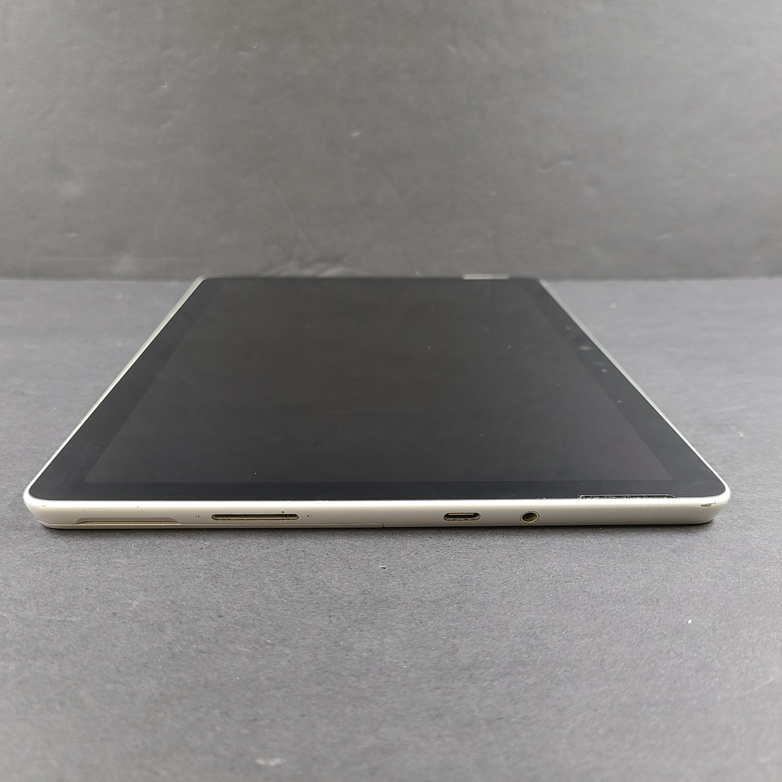 Surface Go 2 Laptop 10.5″ – Intel m3-8100Y CPU @ 1.10 GHz – 128GB SSD – 8GB RAM