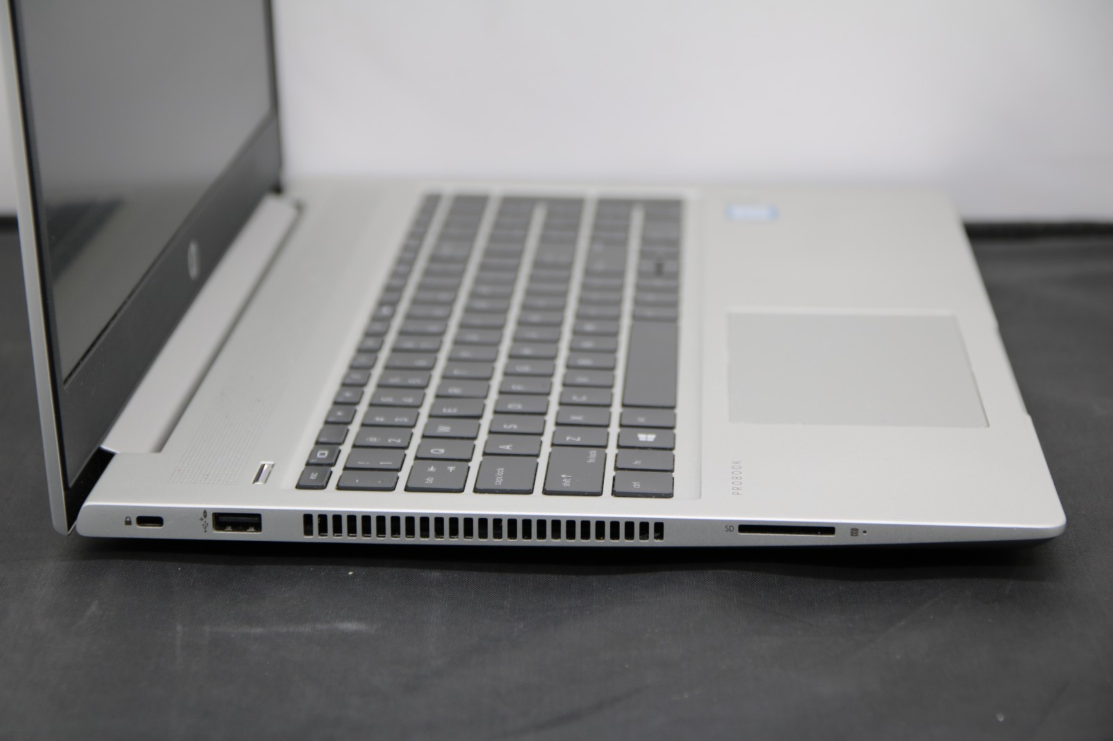 HP ProBook 450 G6 15.6″ – i5-8265U – 8GB, 256GB, Win 11 +USB-C Adapter *Bad Keys