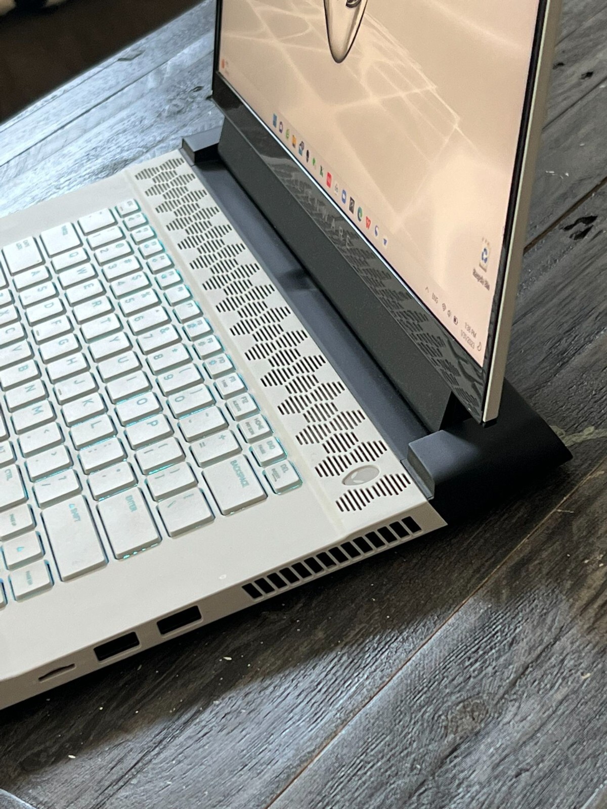 Alienware M15 R4 (Core i7-10870H 2.2GHz, RTX 3080, 300Hz, 1TB SSD, 32GB RAM)