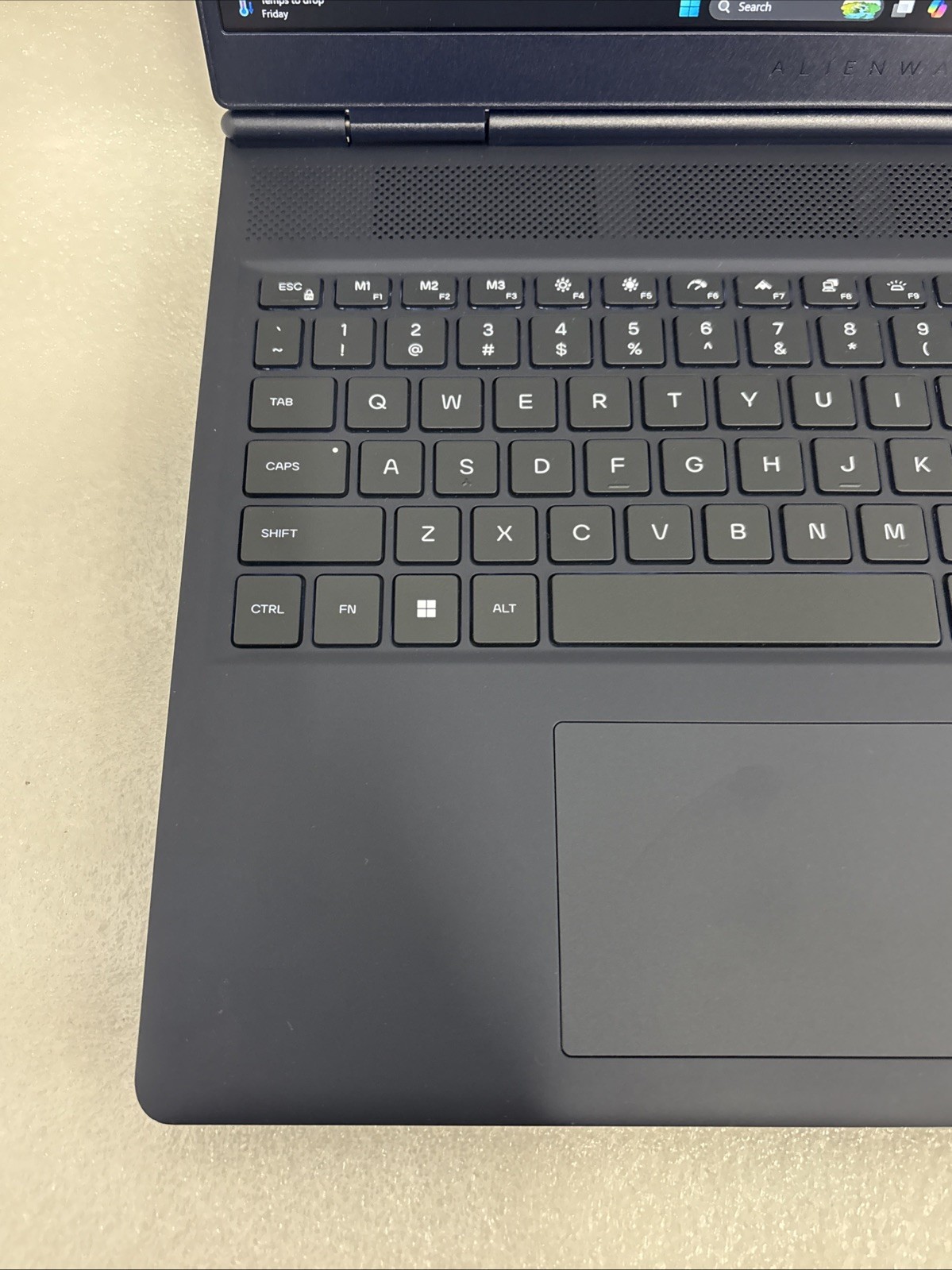 Dell Alienware 16 Aurora (1TB, Intel Core 7, 16GB, RTX 5050, Windows 11 Home)