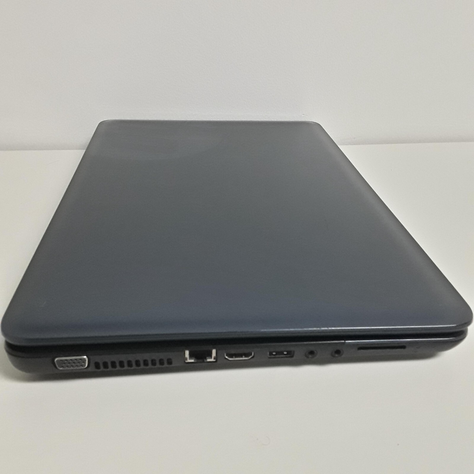 HP 2000 Notebook PC, Laptop, AMD 4GB No HDD BLUE