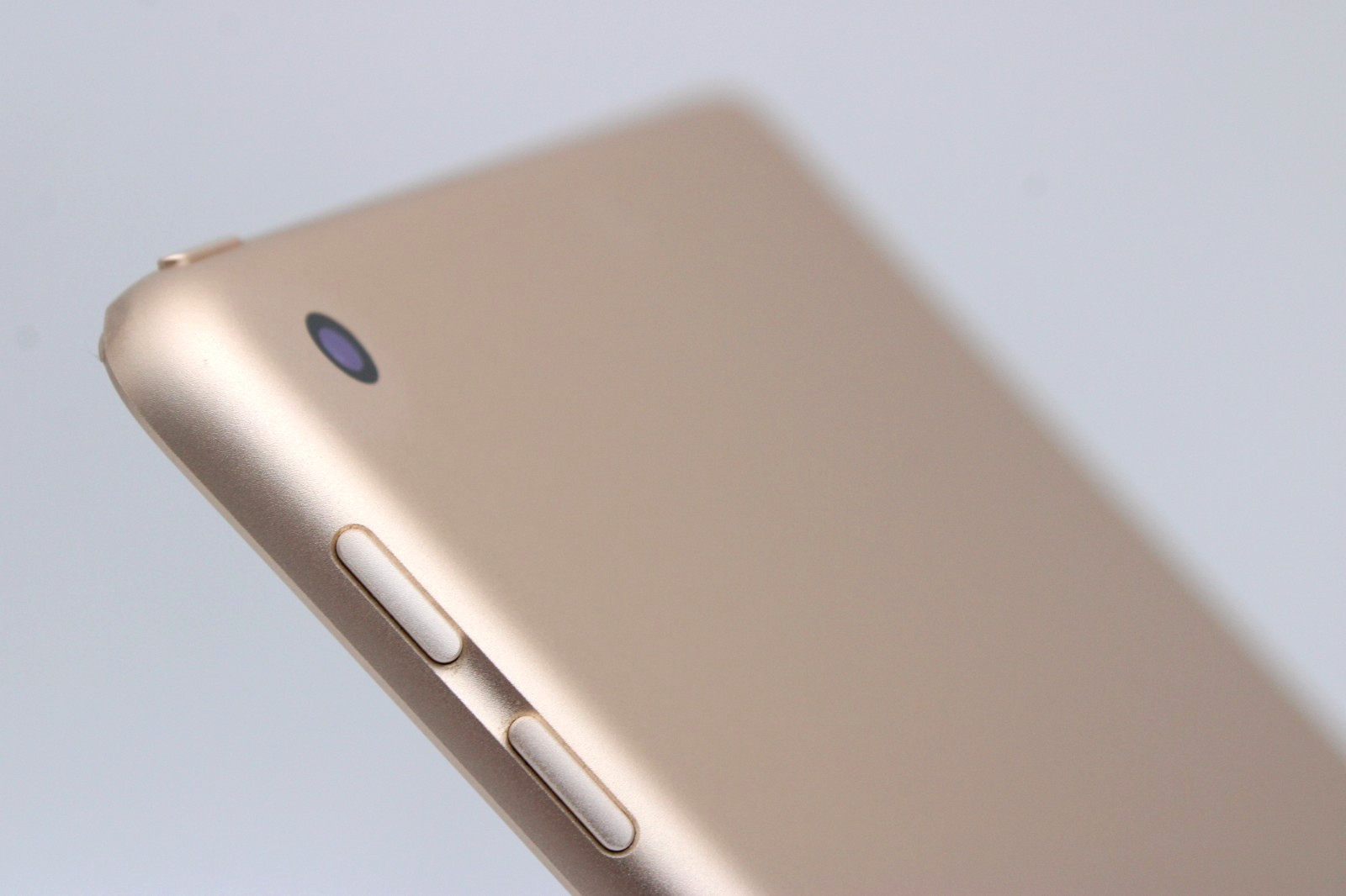 Apple iPad 5th Gen. A1822, 32GB, Wi-Fi, 9.7 in – Gold *PARTS ONLY*