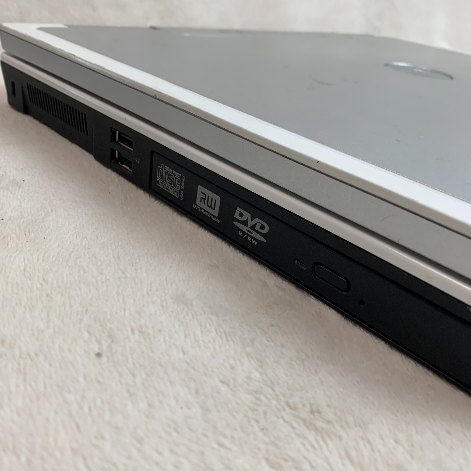 Dell Inspiron 9300 17″ Laptop Pentium M 2.0GHz 1GB RAM 100GB HDD XP (FOR PARTS)