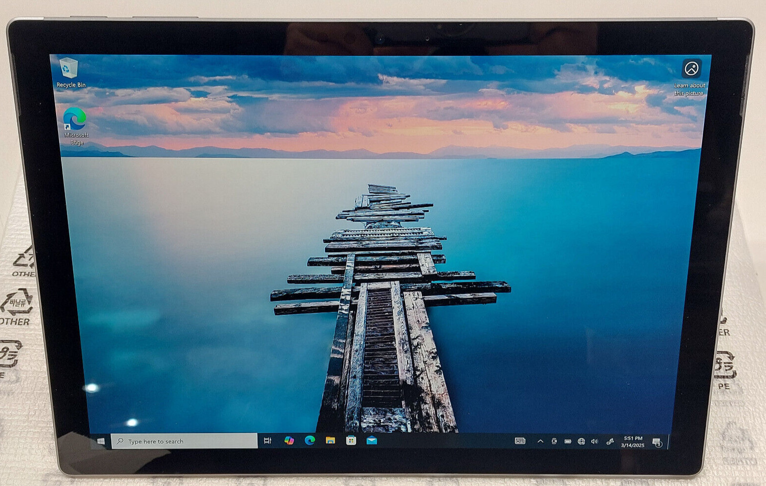 Microsoft Surface Pro 6 1796 i5-8350U 1.7GHz 128GB 8GB RAM w/ 127W Power Adapter