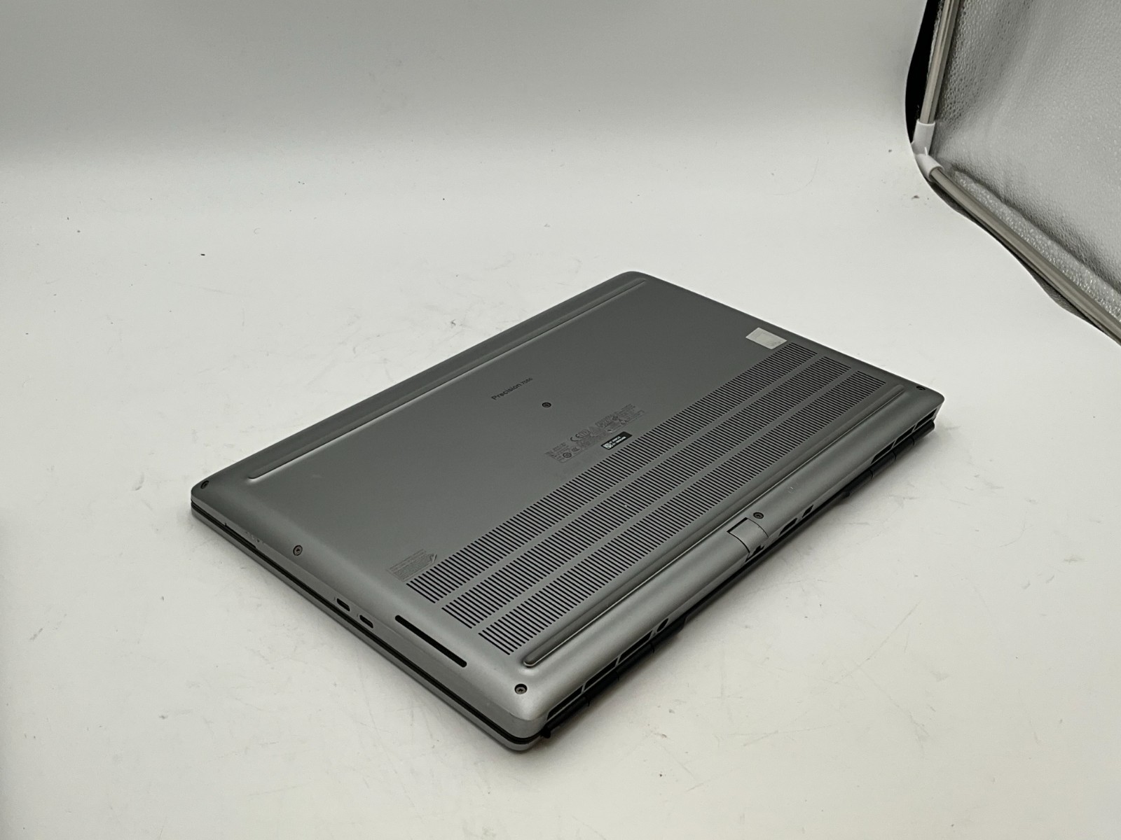 DELL Precision 7560 i7-11850H 2.50g 32GB 1tb T1200 15.6″ WIN11 Laptop 8KRF2J3