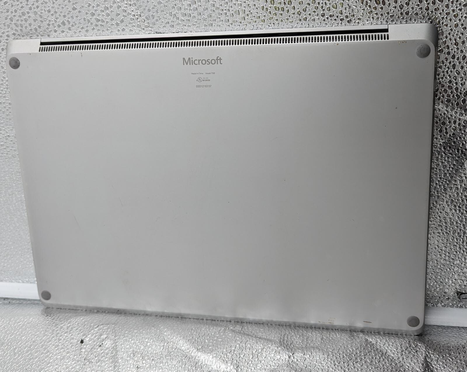 Microsoft Surface Laptop 13.5″ 256GB 8G Intel Core i5 7th Gen. 2.60 GHz *READ*