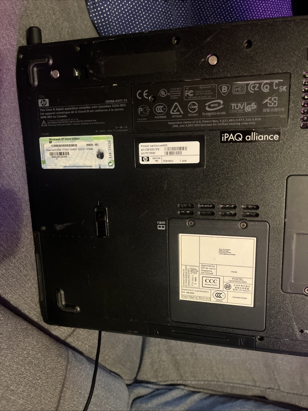 Vintage Laptop HP Pavilion ze4800 AMD Athlon XP2800+, 448MB RAM, 18GB HDD WORKS