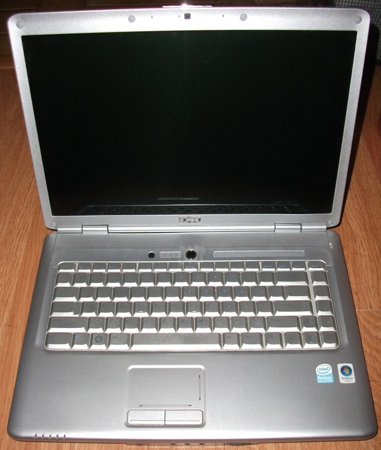 DELL Inspiron 1525 Laptop Boots To Windows 7; Comes with Charger; 2GB RAM, T3200