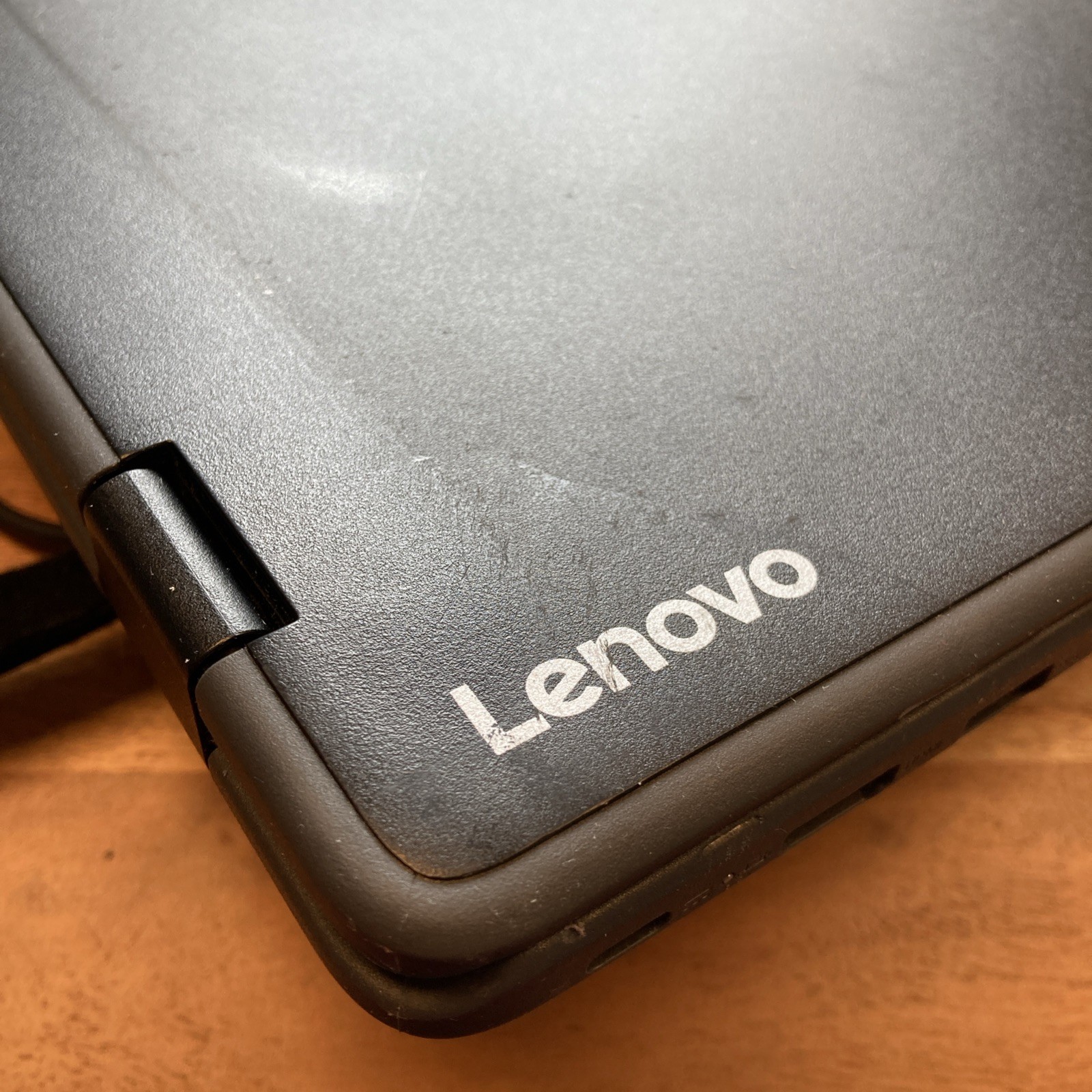 Lenovo 300e Chromebook 81H0 (11.6″ Touch, 4GB, 32GB eMMC, ChromeOS) w/ Charger