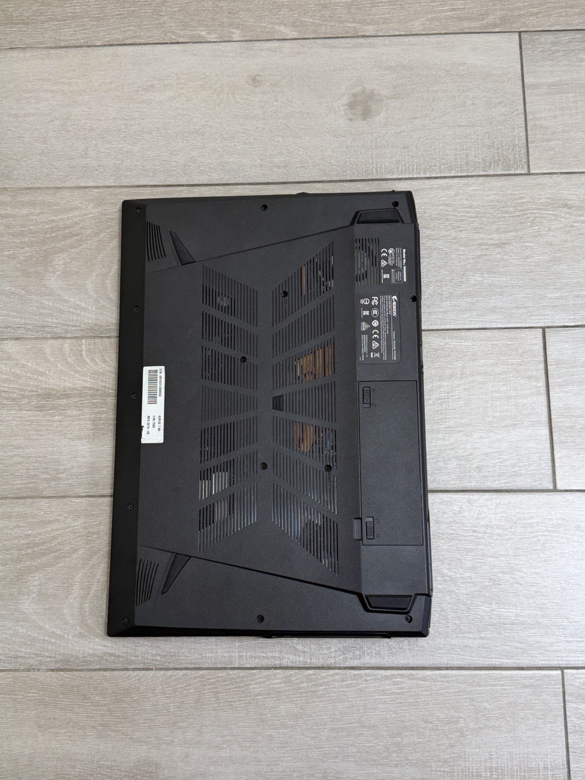 GIGABYTE AORUS 7 17″ Gaming Core i7-9750H GTX 1650 8GB RAM 256GB SSD 1TB HDD