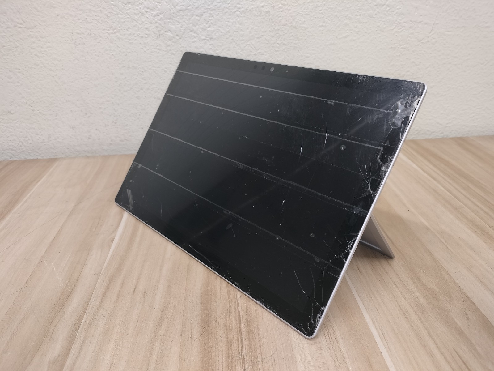 Microsoft Surface Pro 1796 12″ Touch Intel i7-7660U 2.50GHz 8GB 256B SSD