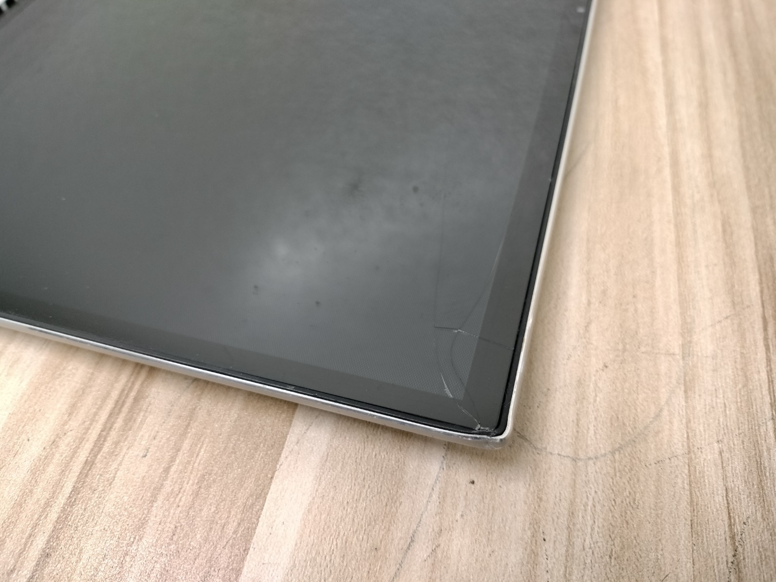 Lenovo Yoga 720-13IKB 13.3″ i5-7200U 2.5GHz 8GB RAM | NO SSD/HD/OS
