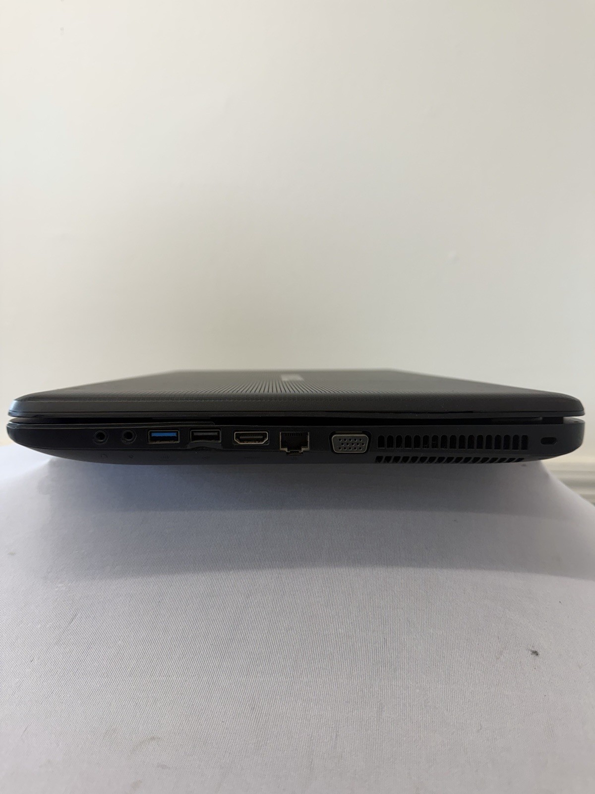 Toshiba Satellite C875-S7205 Laptop – Good Screen – Intel Pentium B970 -Read Des