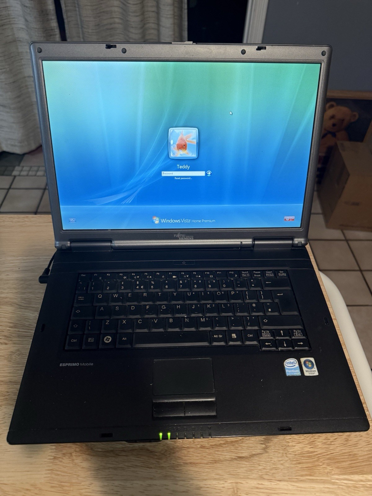 Fujitsu Siemens Esprimo Mobile V5535 Laptop T2370 Windows XP 2GB Needs Reset