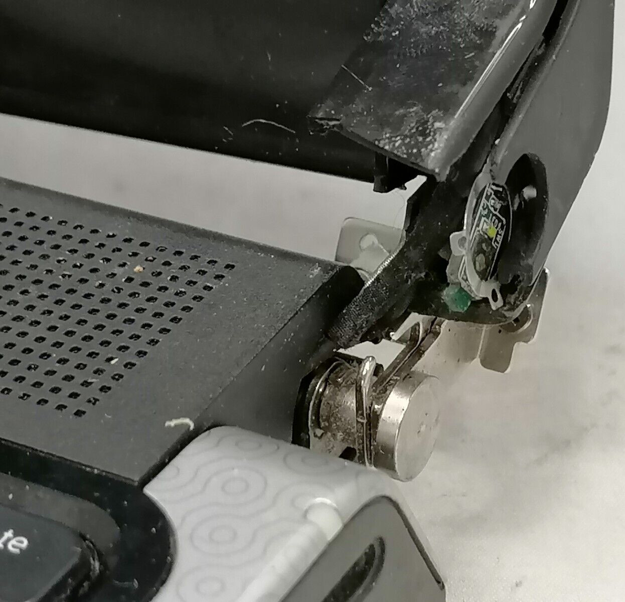 FOR PARTS 14″ Dell Studio 1458 (i3-350M/2.26GHz/NO RAM/NO HDD)