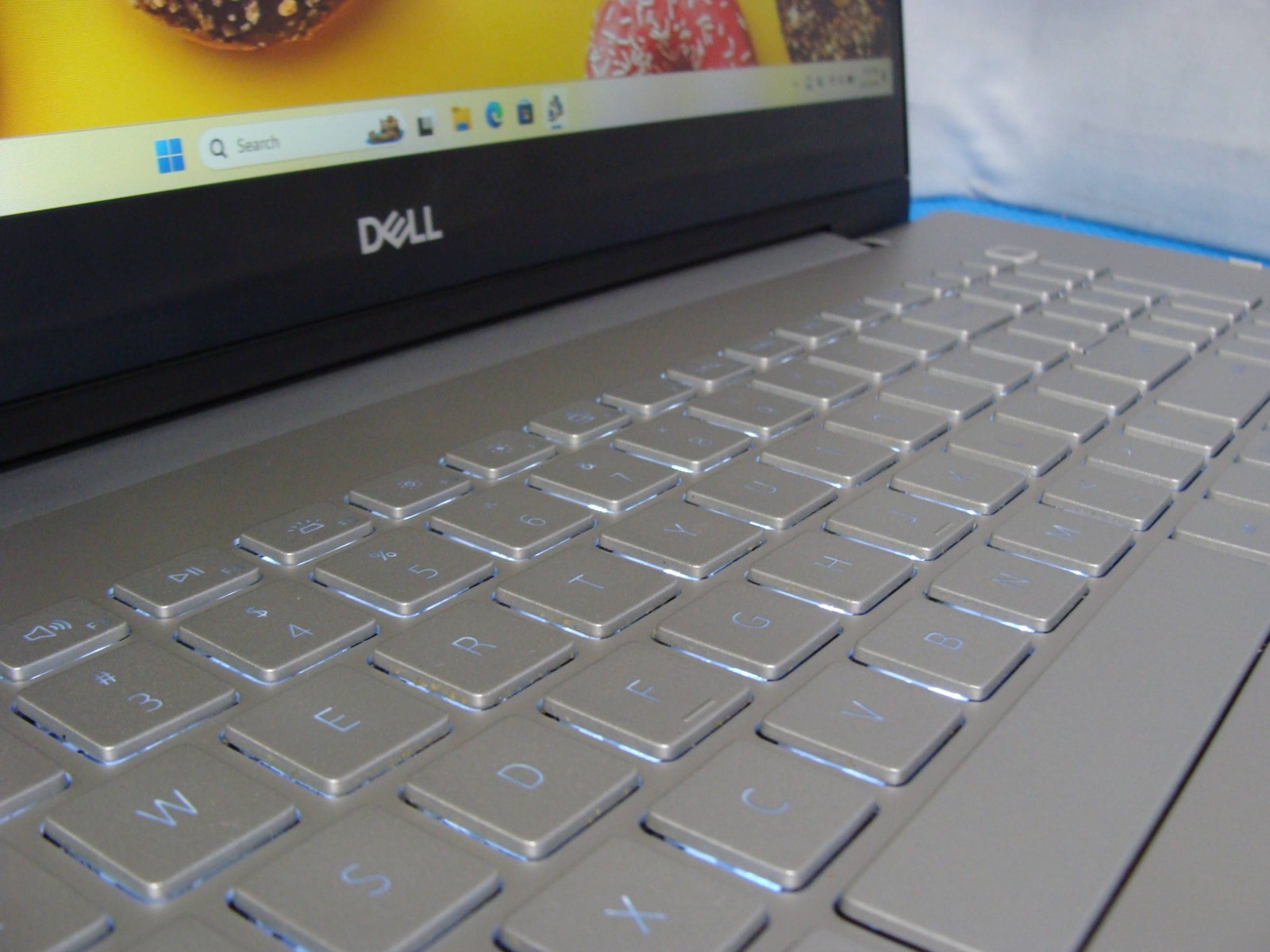 DELL INSPIRON 7791 17″FHD 2-in-1 i7-10510U 1.8GHz 16GB 512GB MX250 2GB Win11Home