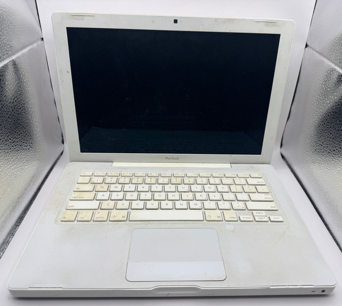 Apple 1st Gen MacBook A1181 – for Parts – No HD