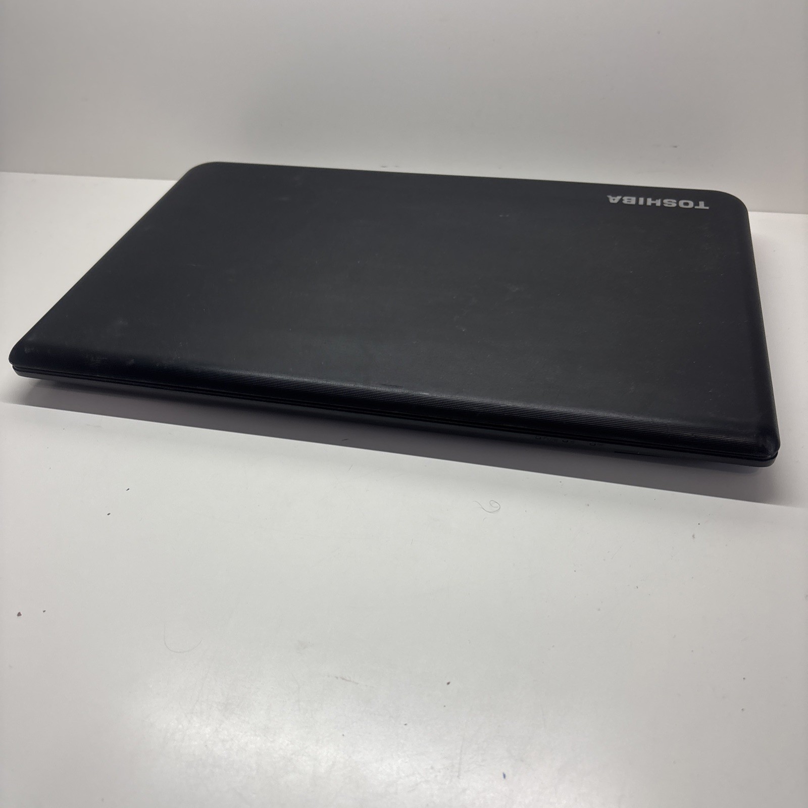 Toshiba Satellite C50D-A, 15.6-inch Laptop AMD E1-2100 1.0 GHz-4 GB RAM **READ**