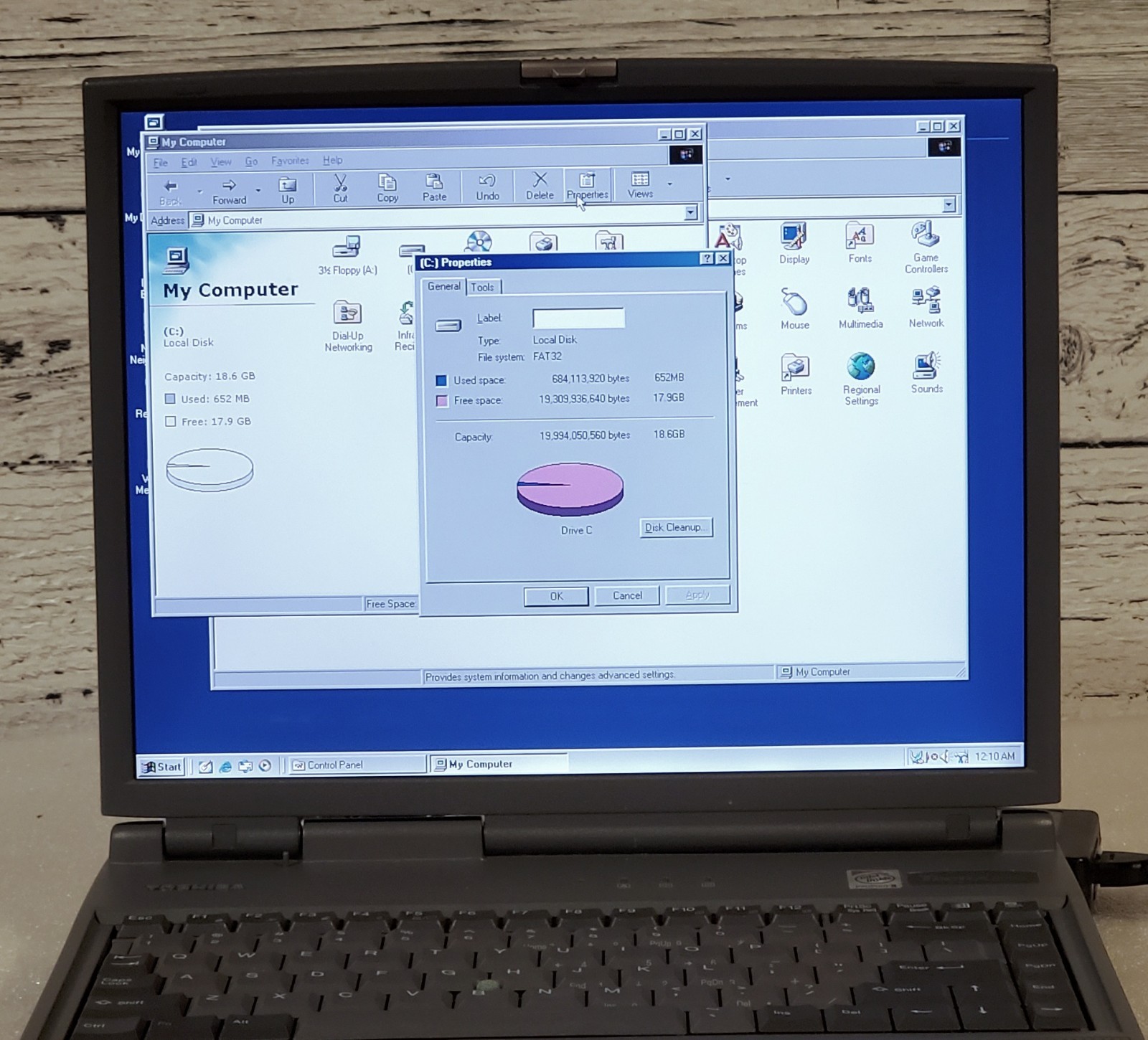 Vintage Toshiba Tecra 8000 Laptop – Pentium II Win98, w/Manual, Boots & Working
