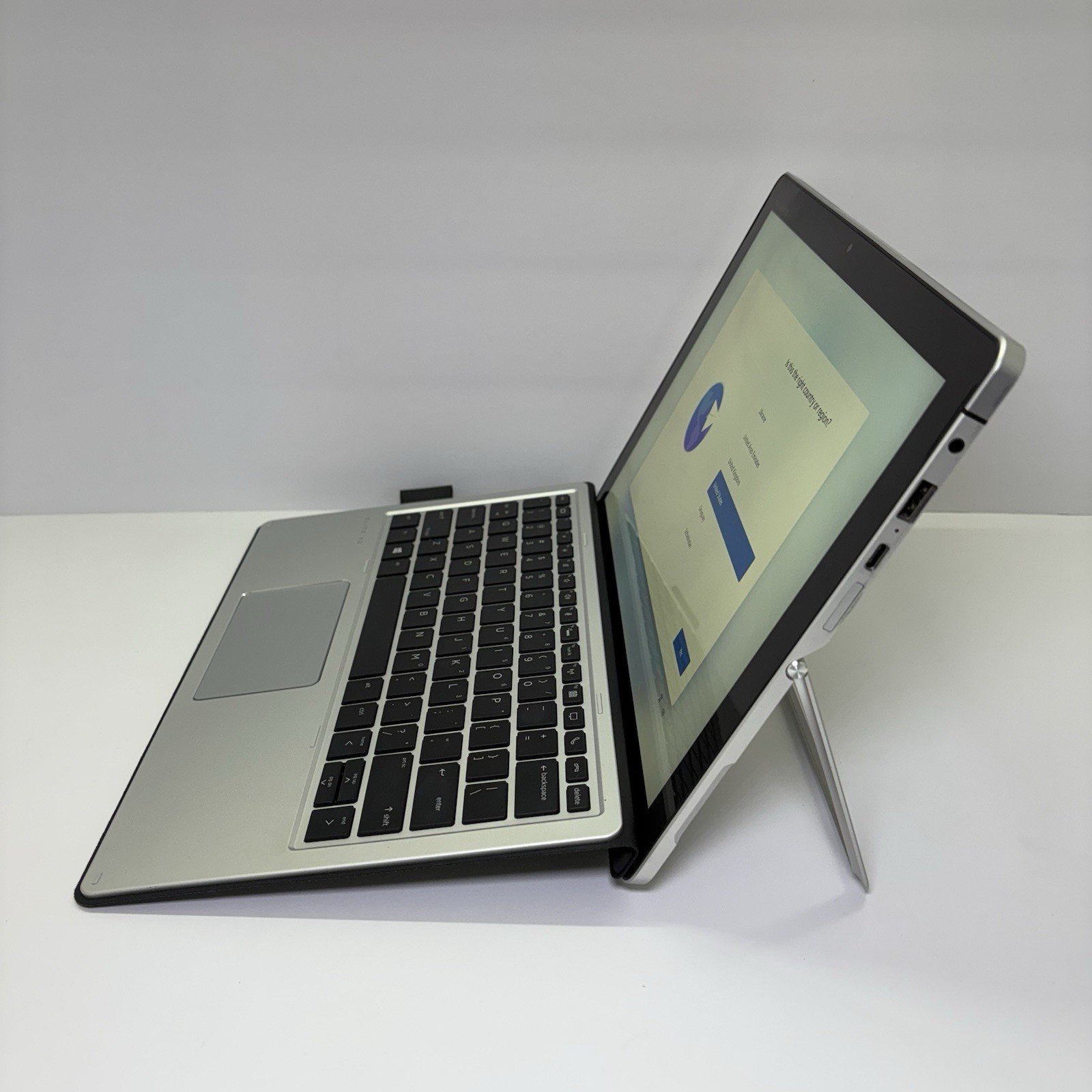 HP Elite x2 1012 G2 12.3″ Touchscreen i7 7th Gen 16GB RAM 256GB SSD Win 11 Pro