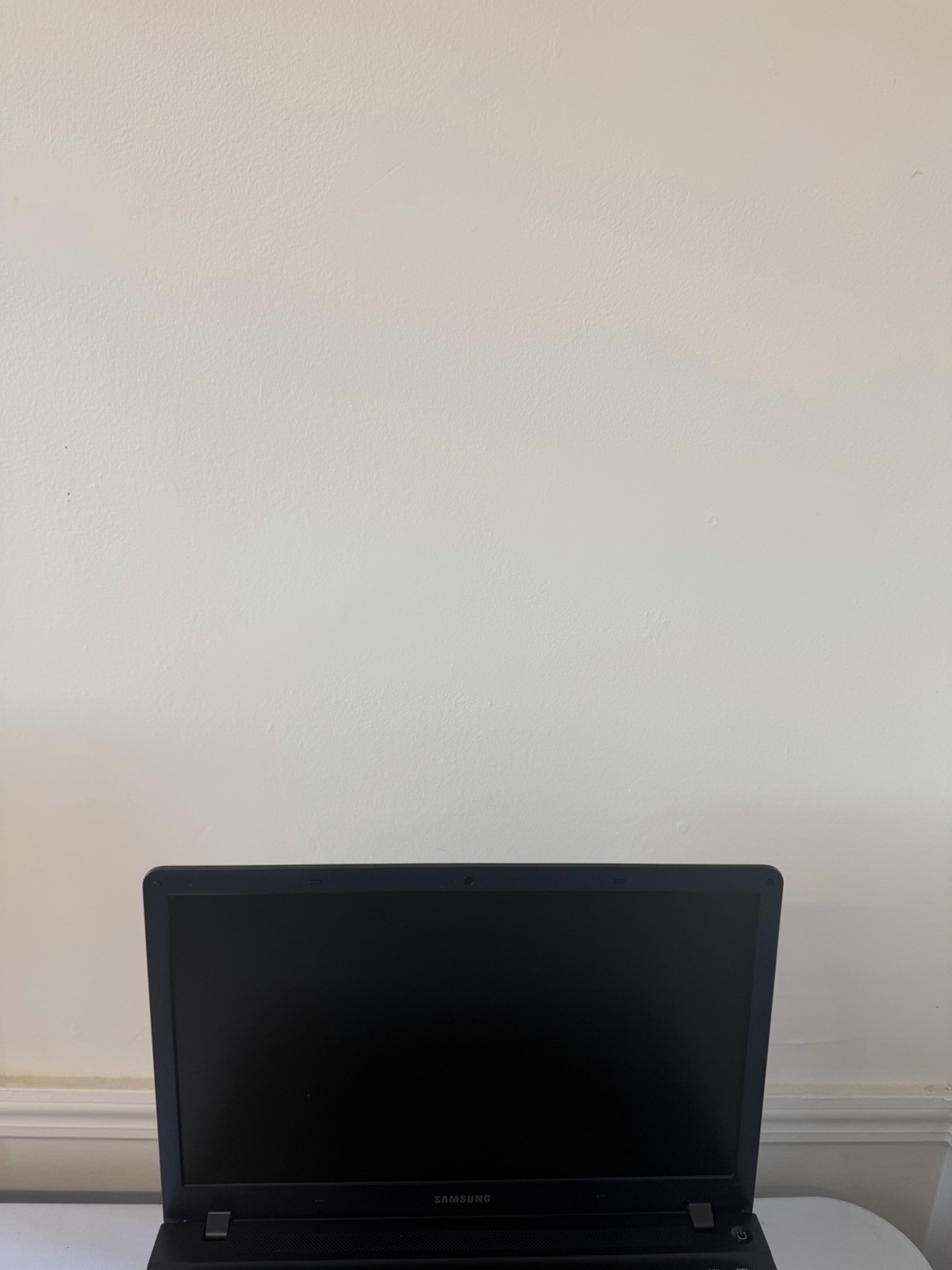 Samsung NP470RSE Laptop – Good Screen – Intel i7-3537U – RAM 8GB – Read Des