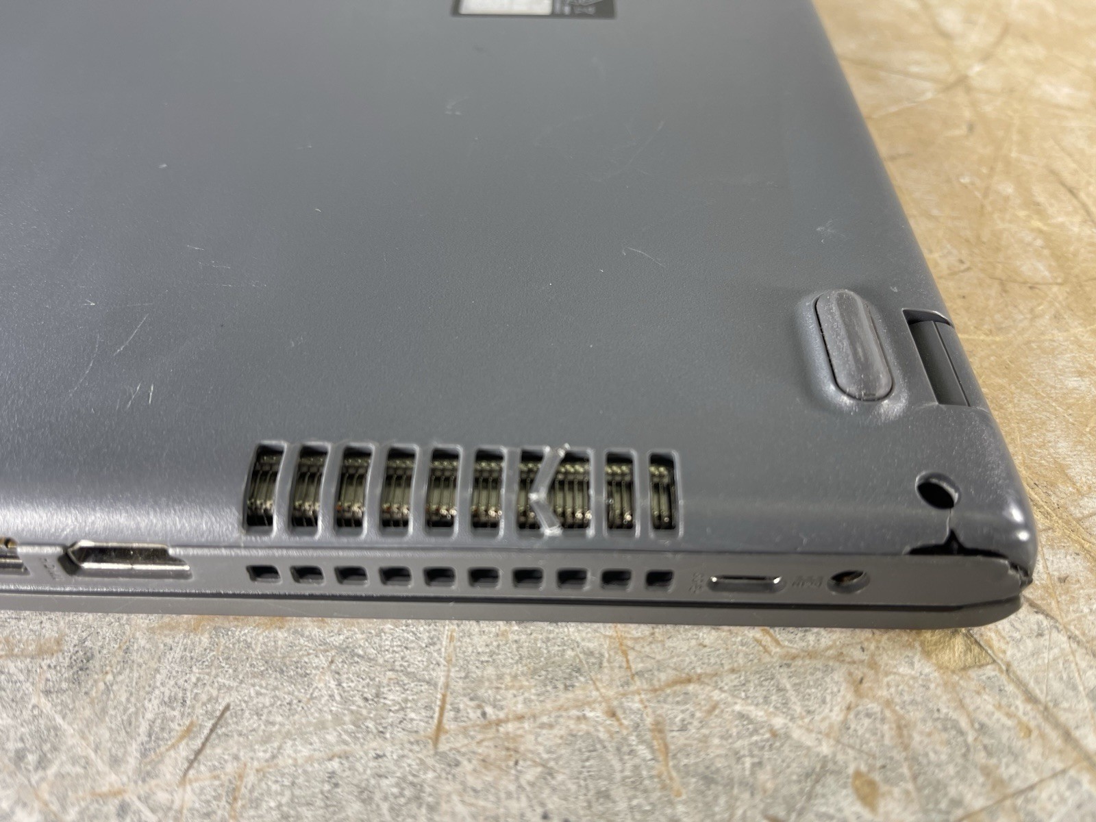 ASUS VIVOBOOK R565E i5-1135G7 @ 2.40GHz, 20GB RAM, NO HDD/OS