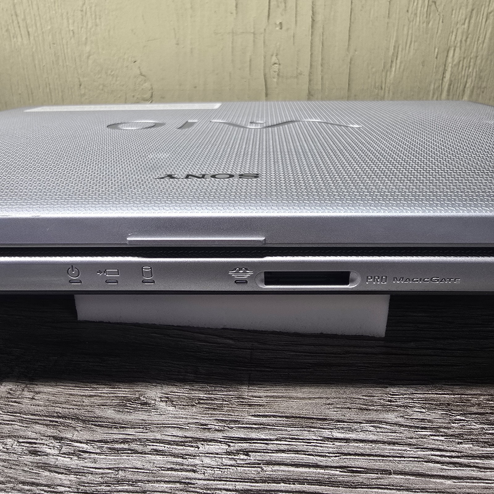 Sony VAIO Notebook PC VGN-NS110E 15.4 AMD Athlon 64 X2 2GB No Charger