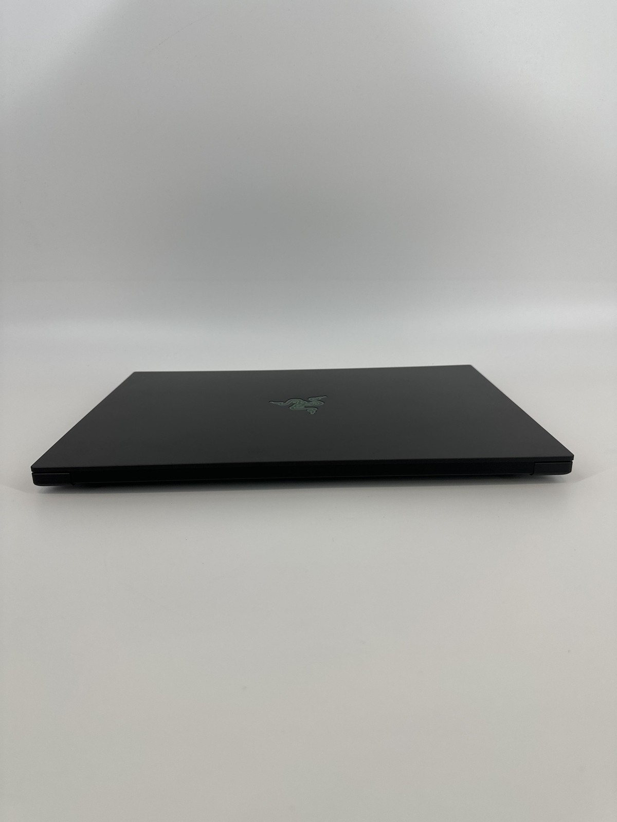Razer Blade 16 240Hz QHD+ 2.0 GHz Ryzen AI 9 365 32GB 1TB SSD NVIDIA RTX 5070
