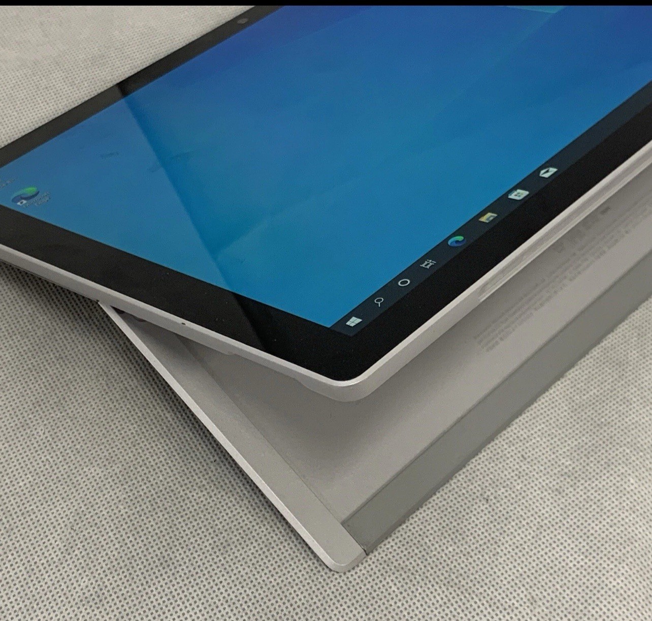 Microsoft Surface Pro 6 12.3″ Wi-Fi, 256GB , i5/Platinum- No Charger