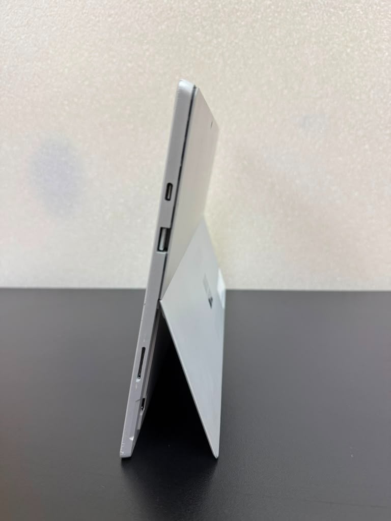 Microsoft Surface Pro 7 i5-1035G4 8GB RAM 256GB SSD 12.3″ Touch White Spot Used
